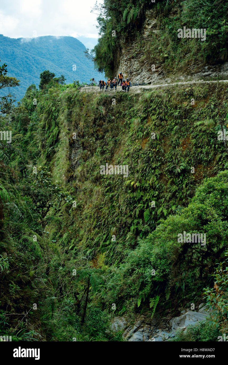 I ciclisti seduti sulla morte Road - la strada molto pericolosa nel mondo, North Yungas, Bolivia. Foto Stock
