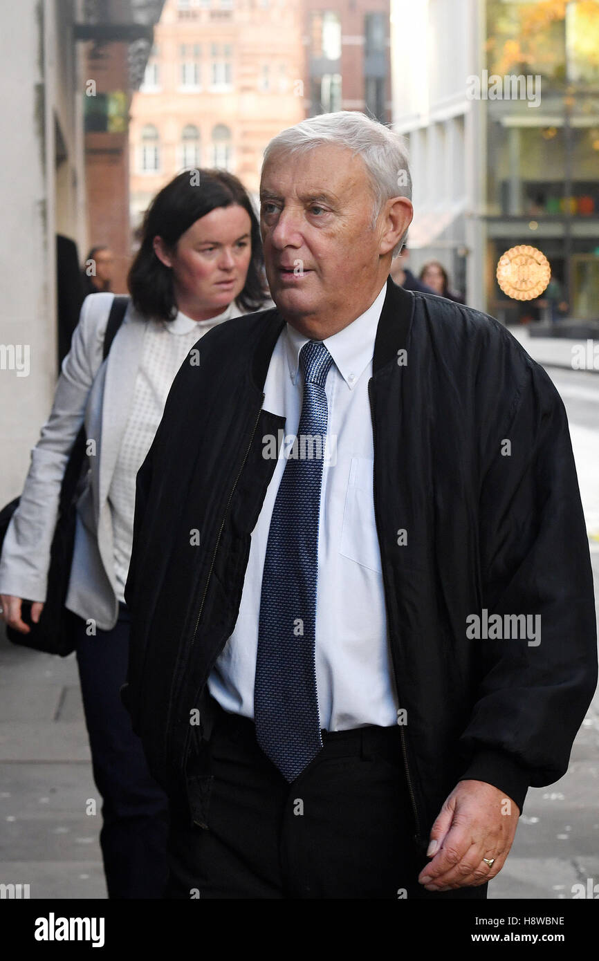 Gordon Leadbeater, padre di Jo Cox MP, arriva al Old Bailey a Londra per la versione di prova di Thomas Mair che è accusato del suo omicidio. Foto Stock