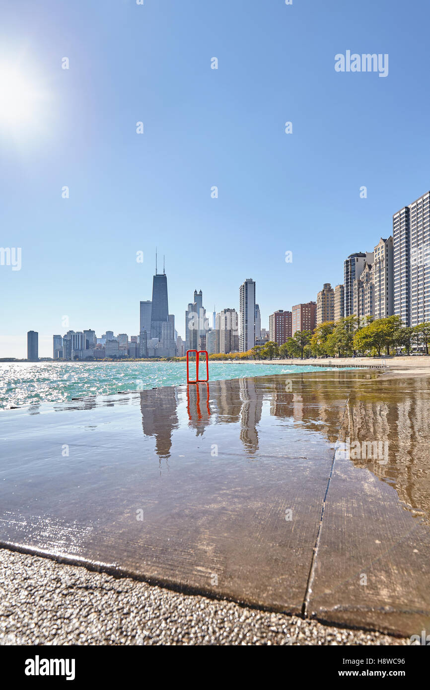 Chicago waterfront contro il sole, la passeggiata dal Lago Michigan , USA. Foto Stock