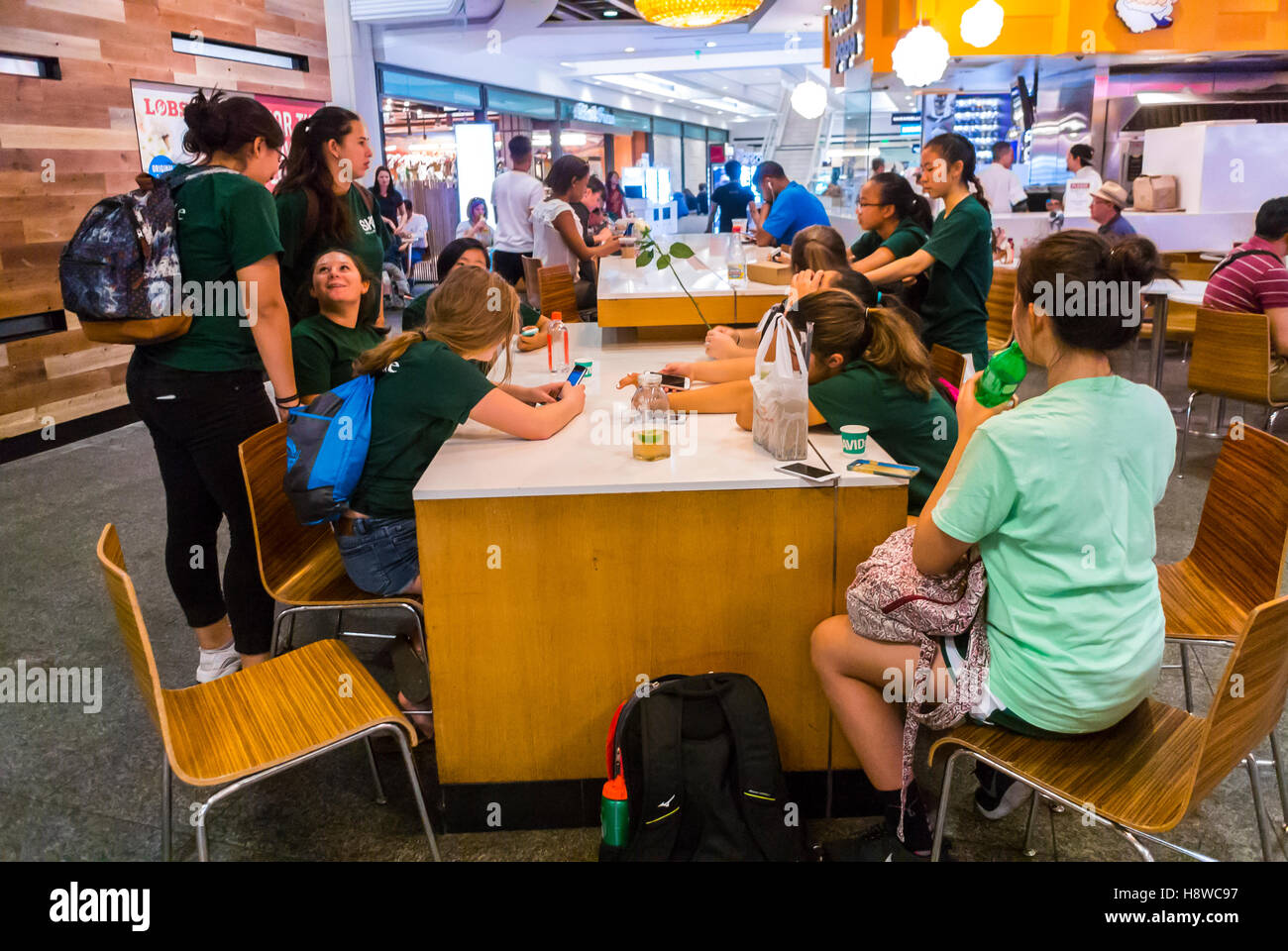 San Francisco, CALIFORNIA, USA, persone che condividono i pasti all'interno del San Francisco Shopping Centre, Westfield Food Court, gruppi che parlano all'interno, ristorante dal design moderno Foto Stock