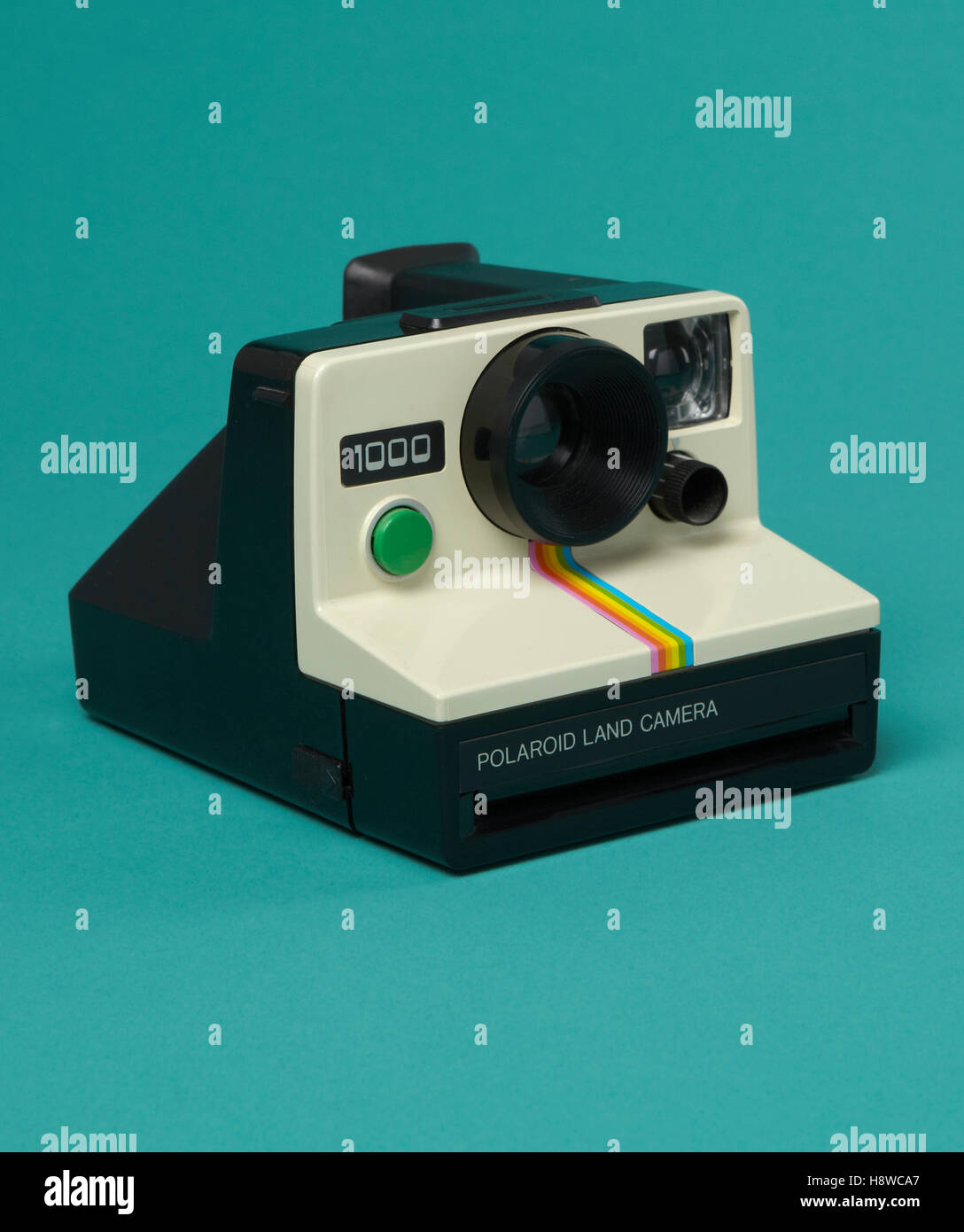 La foto del prodotto di vintage polaroid land fotocamera sul mare sfondo verde Foto Stock
