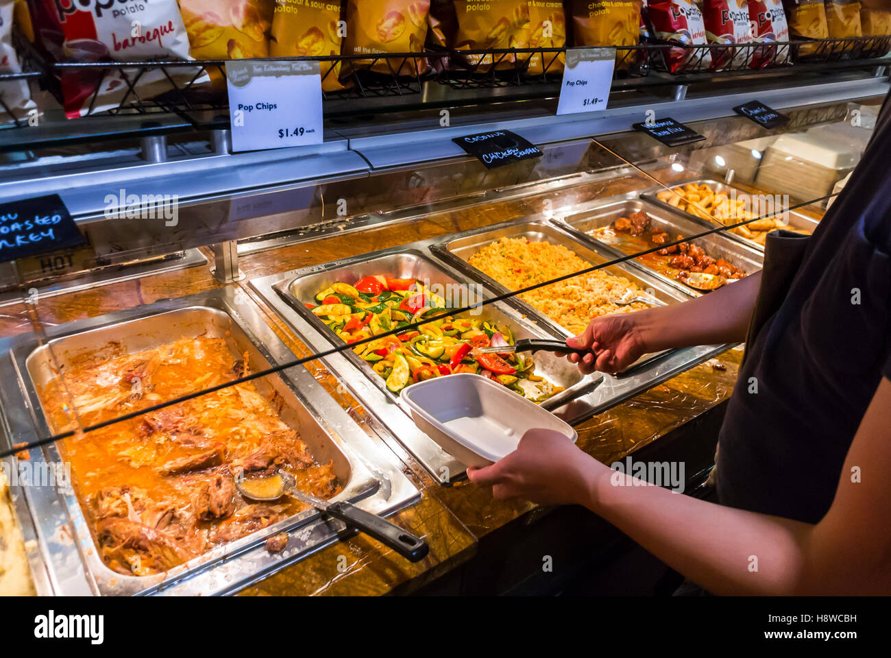 San Francisco, CA, Stati Uniti d'America, la gente di auto che serve pasti all'interno di San Francisco Shopping Center, Westfield Food Court Foto Stock