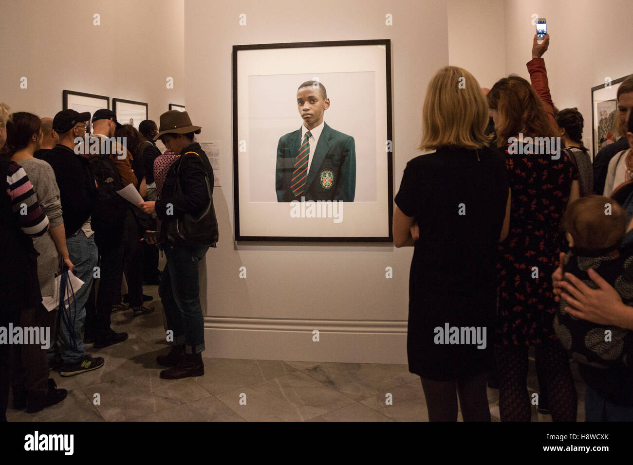 Londra, Regno Unito. Il 16 novembre 2016. Vincendo il ritratto di Johannesburg Schoolboy dal fotografo italo-svizzero Claudio Rasano. Premere Anteprima del Taylor Wessing Photographic Portrait Prize 2016 presso la National Portrait Gallery. La mostra dei progetti vincitori e finalisti ritratti corre dal 17 novembre 2016 al 26 febbraio 2017. Foto Stock