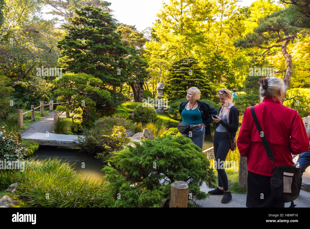 San Francisco, CA, Stati Uniti d'America, le donne per i turisti che visitano, Golden Gate Park, giardino giapponese del tè Foto Stock