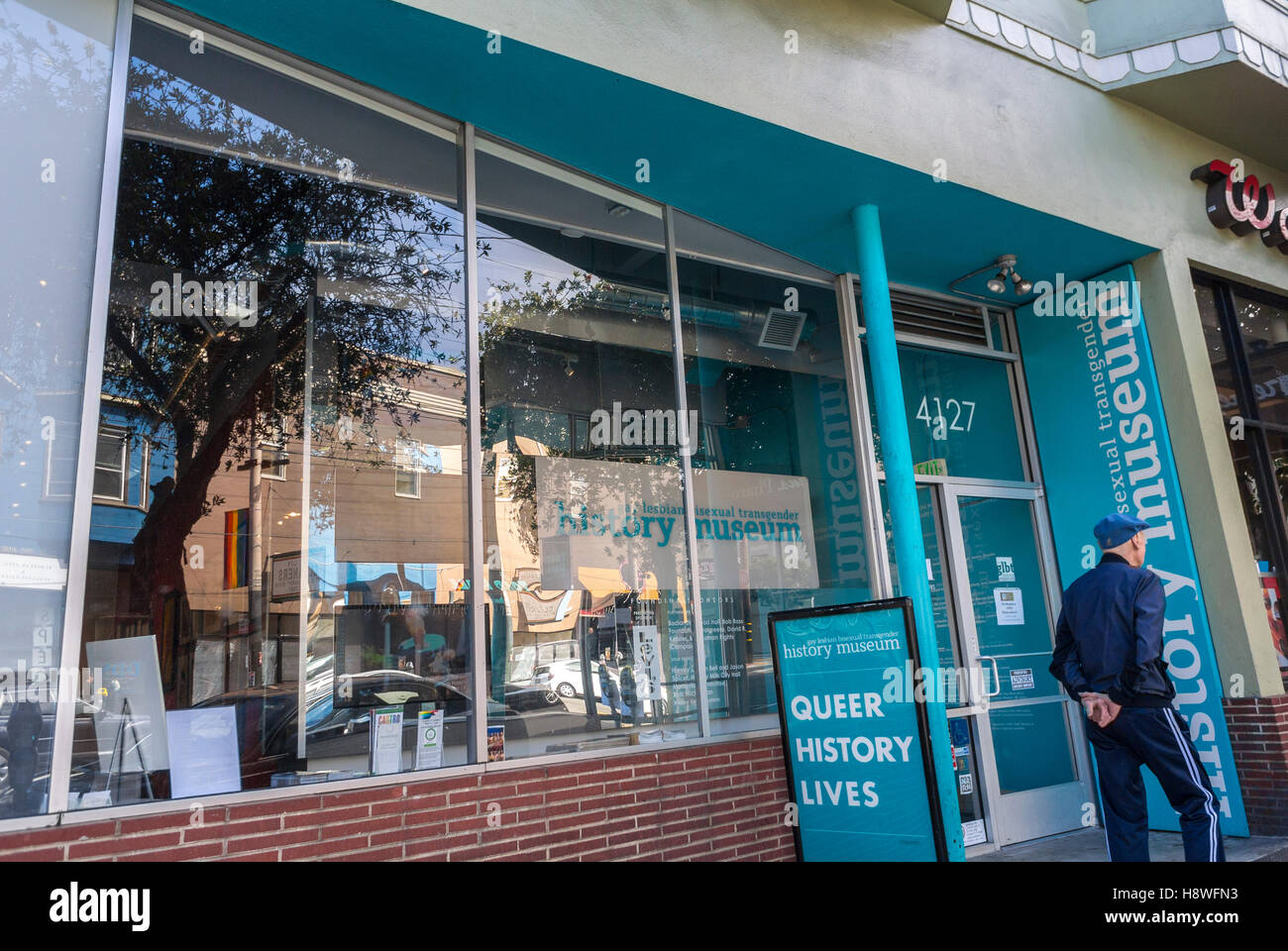 San Francisco, CA, Stati Uniti d'America, persone che visitano LGBT GLBT History Museum Shop vetro anteriore, il quartiere Castro Foto Stock