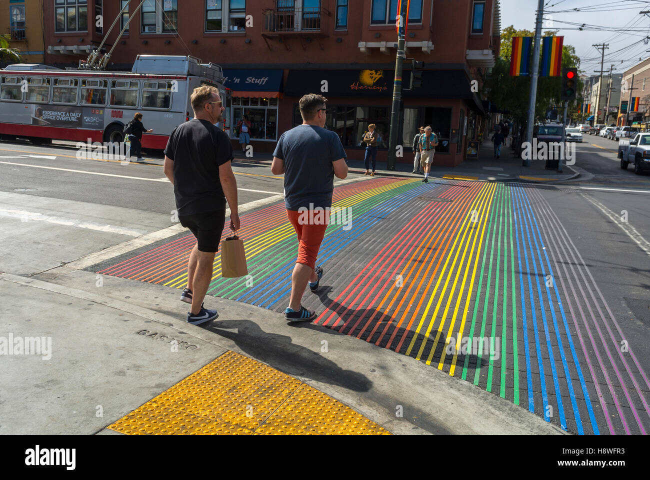 San Francisco, CA, Stati Uniti, persone che visitano il quartiere Castro, Crossing Street Art, Rainbow, Gay Flag Painted on Crosswalk 'pittura gay' Foto Stock