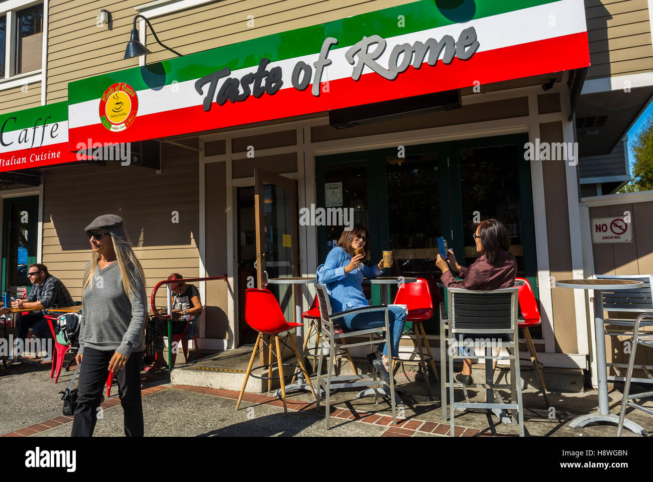 Sausalito, CA, Stati Uniti d'America, anteriore, Terrazza, persone condivisione dei pasti, italiano Ristorante Pizzeria, "gusto di Roma' turisti Foto Stock