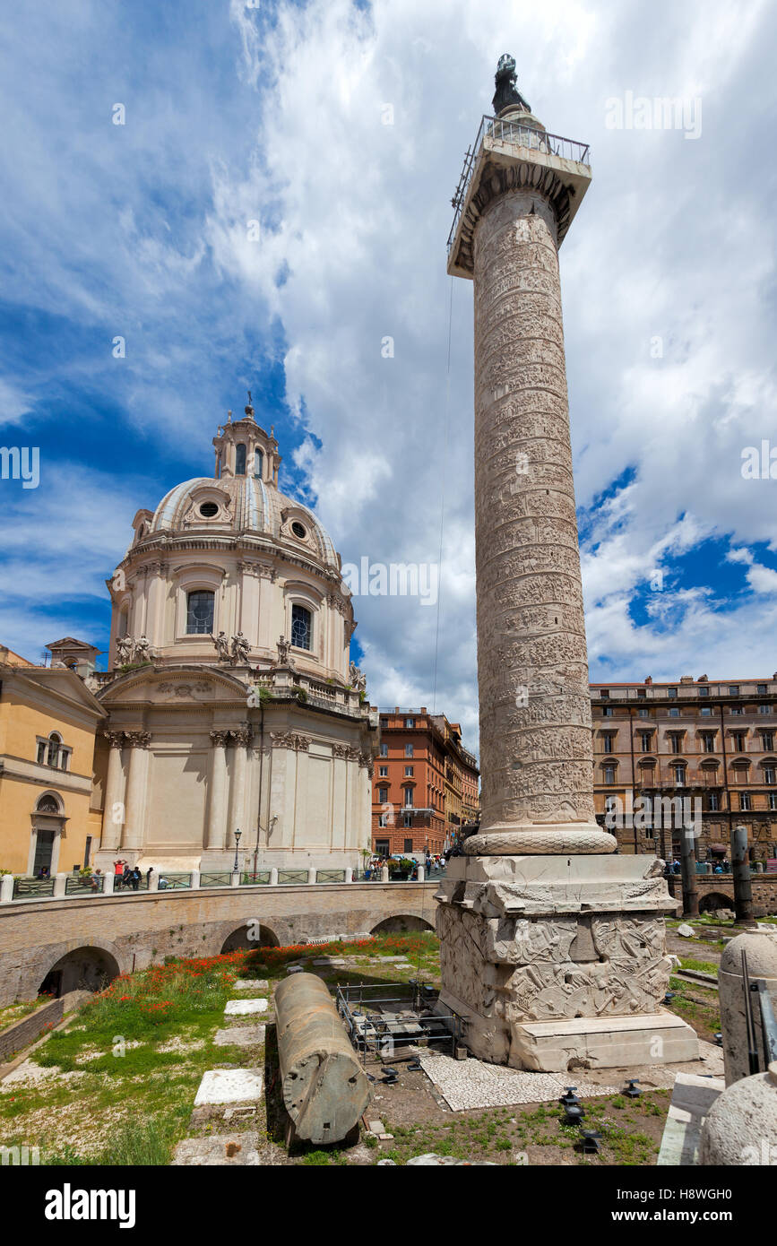 Colonna di Traiano e la Chiesa del Santissimo Nome di Maria al Foro Traiano Foto Stock