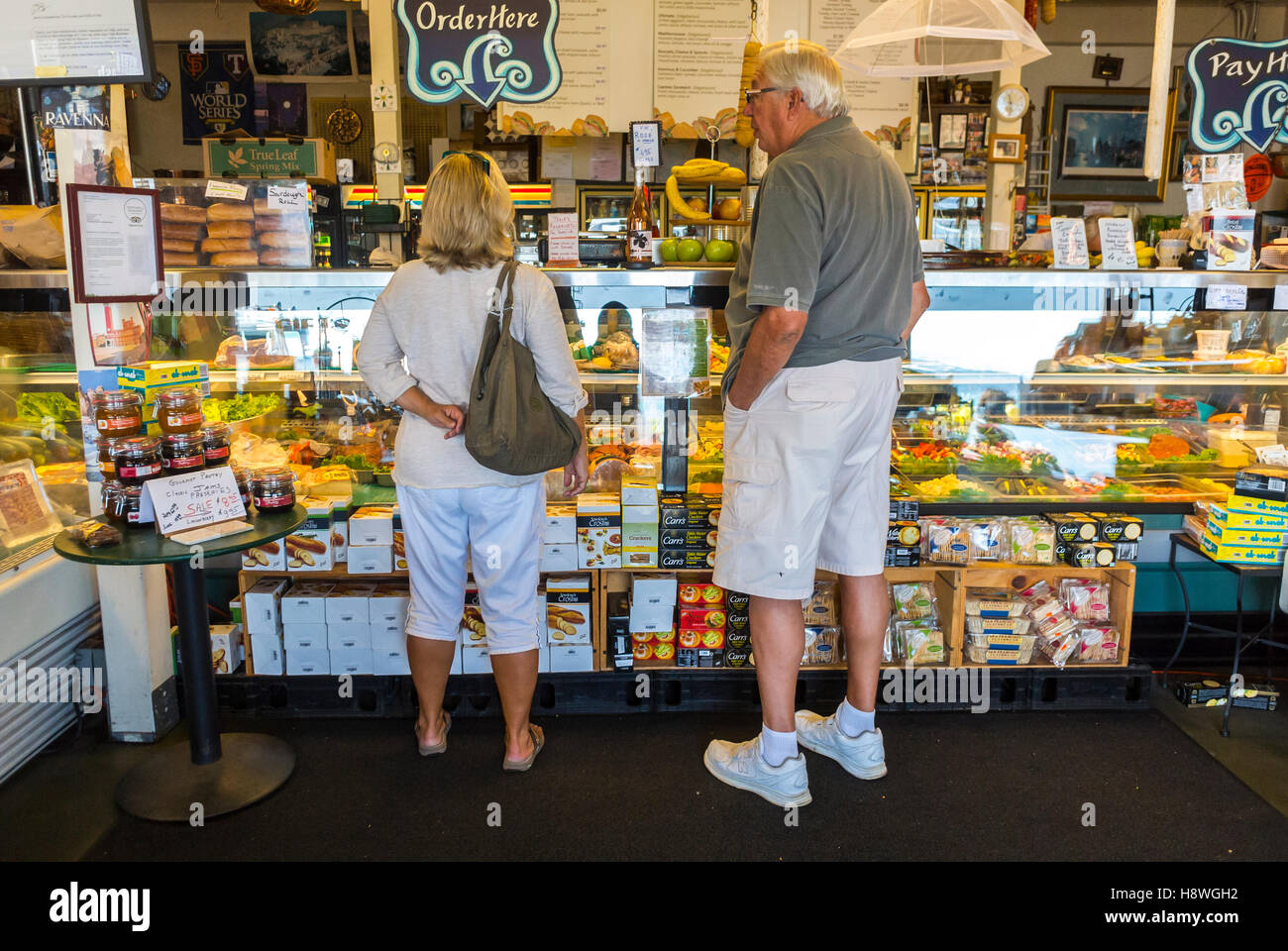 Sausalito, CALIFORNIA, Stati Uniti, turisti, coppia senior, sul retro, shopping nel piccolo negozio di alimentari locale, gastronomia, mercato, sobborgo di San Francisco Foto Stock