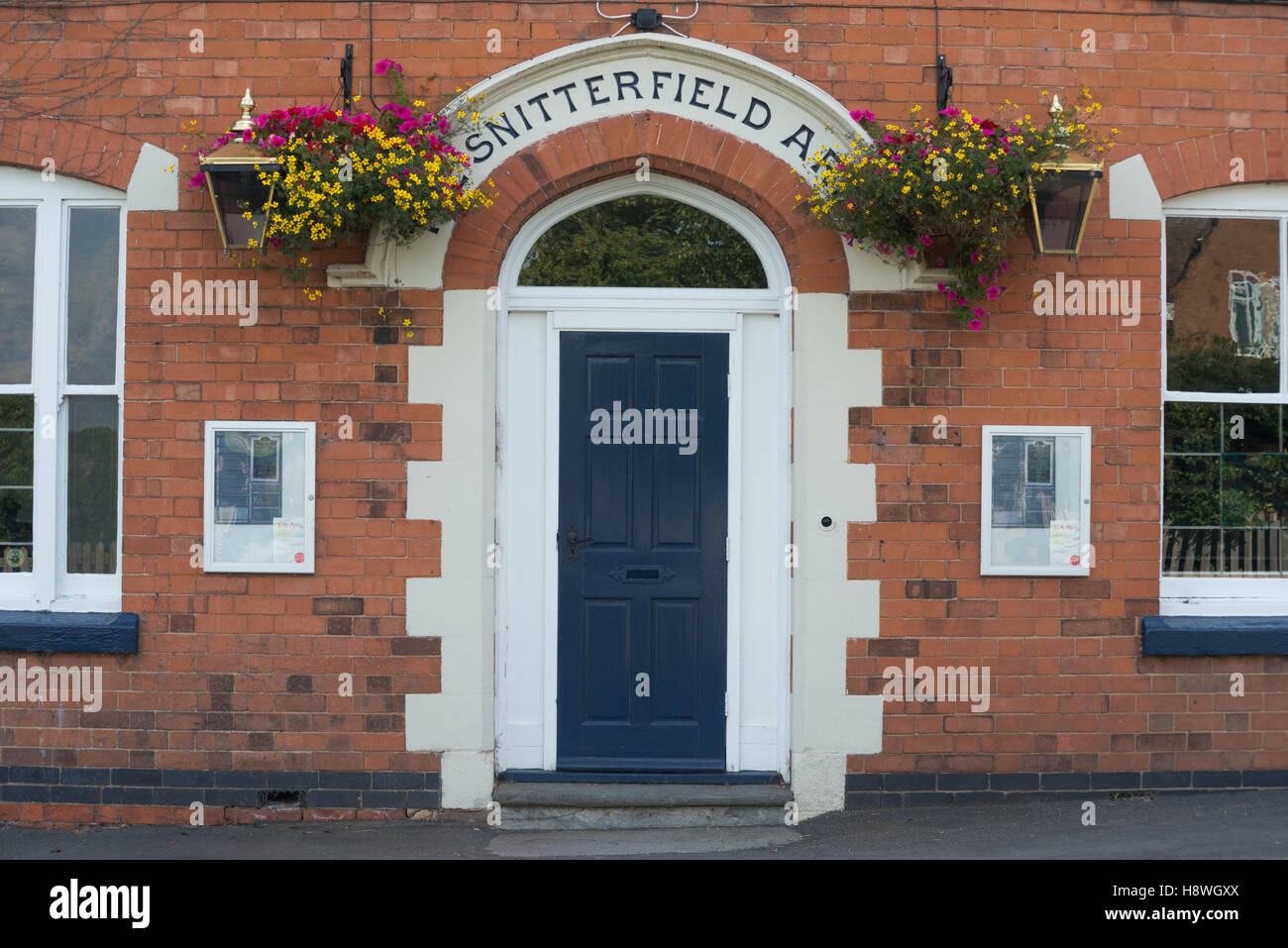 La porta della Snitterfield Arms pub, Snitterfield, Warwickshire, Inghilterra, Regno Unito Foto Stock