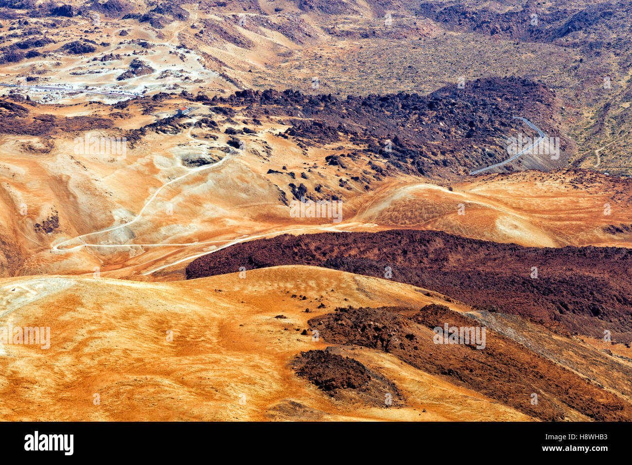 Drammatico, colorato paesaggio lunare del paesaggio vulcanico in Tenerife, Isole Canarie, con letti di lava, formazioni rocciose Foto Stock