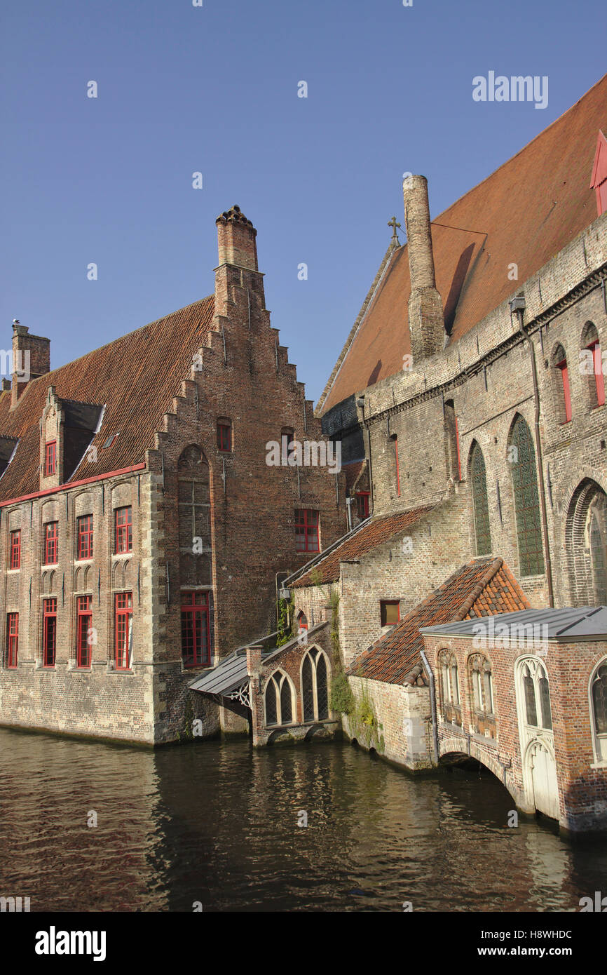 Centro storico di San Giovanni Ospedale (il Sint-Janshospitaal) e la città di canal, Belgio, Bruges Foto Stock