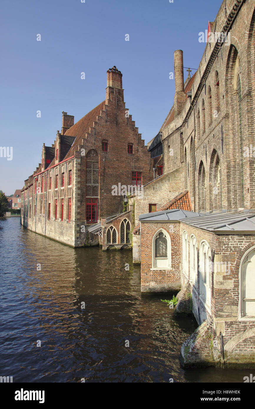 Centro storico di San Giovanni Ospedale (il Sint-Janshospitaal) e la città di canal, Belgio, Bruges Foto Stock