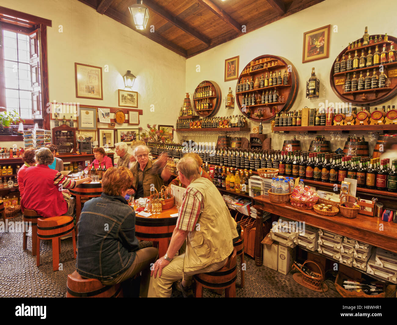 Il Portogallo, Madera, Funchal, interno del d'Oliveiras Cantina sulla Rua dos Ferreiros a Funchal. Foto Stock