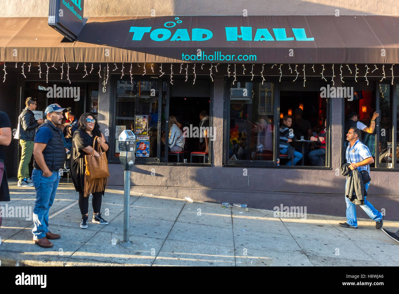 San Francisco, CA, USA, Gay Bar, 'The Toad Hall', Quartiere di Castro, gente a piedi, scene di strada, fuori dalla finestra frontale Foto Stock