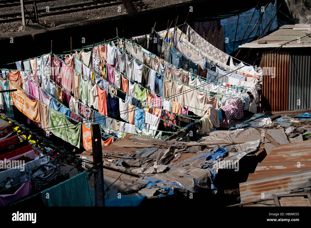 Dhobi ghat la scoperta per tutti di Mumbai. Questo mostra l'asciugatura di biancheria dopo il lavaggio in uno dei molti cortile per dryin Foto Stock