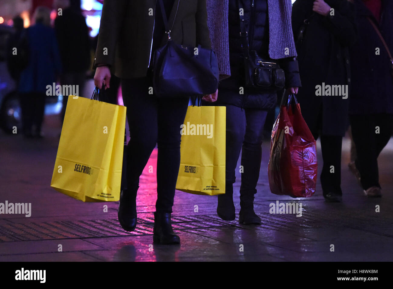 Gli amanti dello shopping di Oxford Street a Londra, come la corsa al Natale inizia. Foto Stock