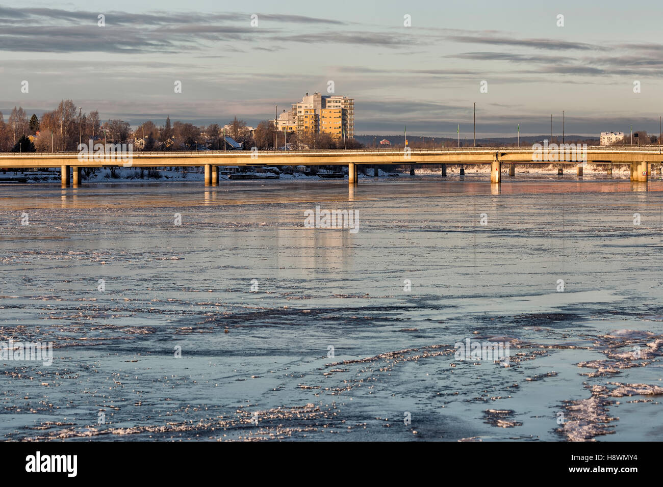 Ponte sul fiume ghiacciato di Umea, Svezia Foto Stock