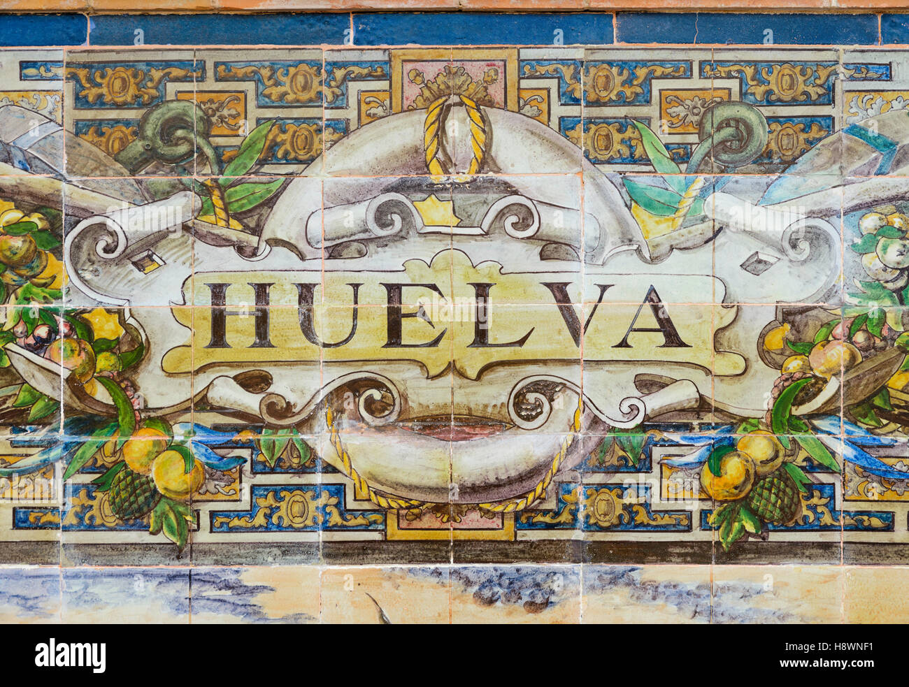Dettaglio dal banco piastrellato dedicato a Huelva presso il Plaza de Espana a Siviglia Andalusia Spagna Foto Stock