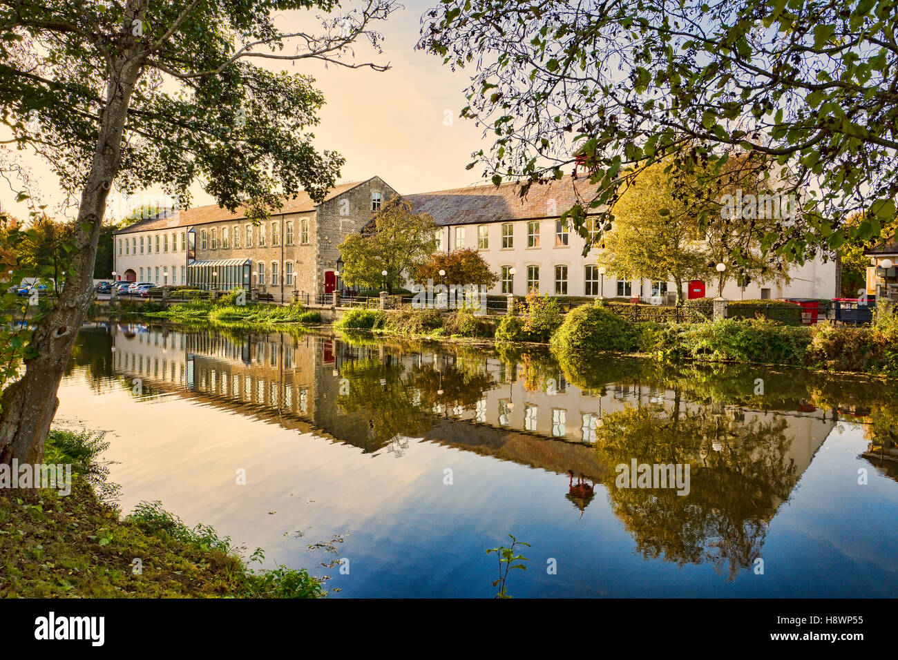 Il vecchio industriale lungo il fiume edifici convertiti e modernizzato per ufficio commerciale fini accanto al fiume Avon in Chippenham Regno Unito Foto Stock
