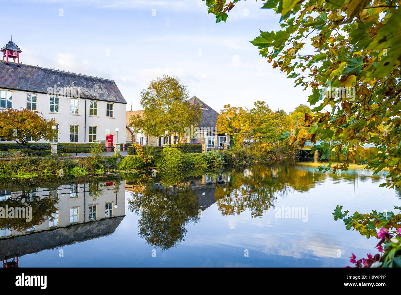 In autunno il paesaggio come fiume Avon fluisce attraverso la città Chippenham Regno Unito Foto Stock