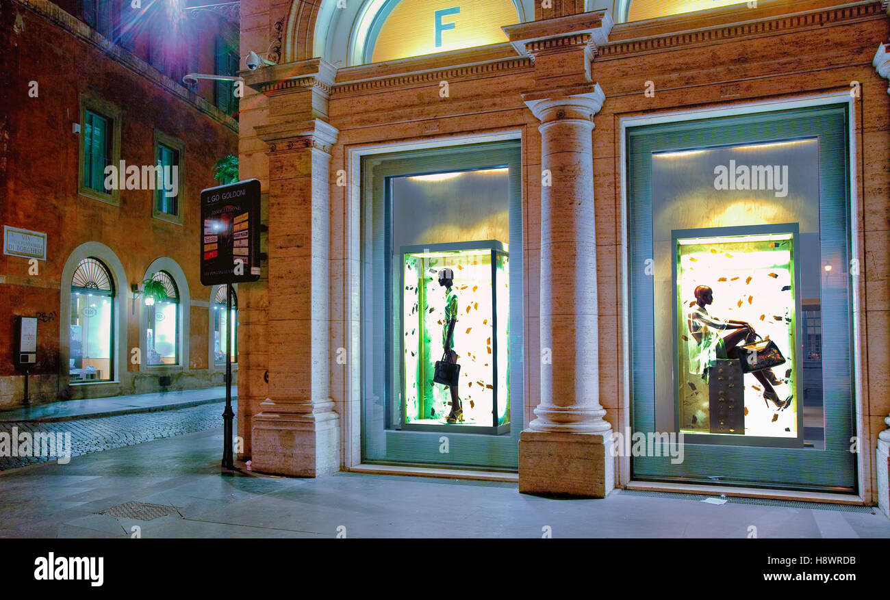 Fashion shop di notte in Milano, Italia Foto Stock