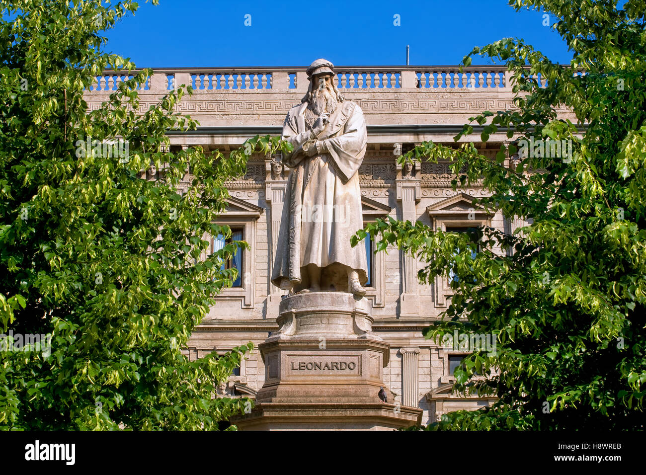 Statua di Leonardo da Vinci, Milano, Italia Foto Stock