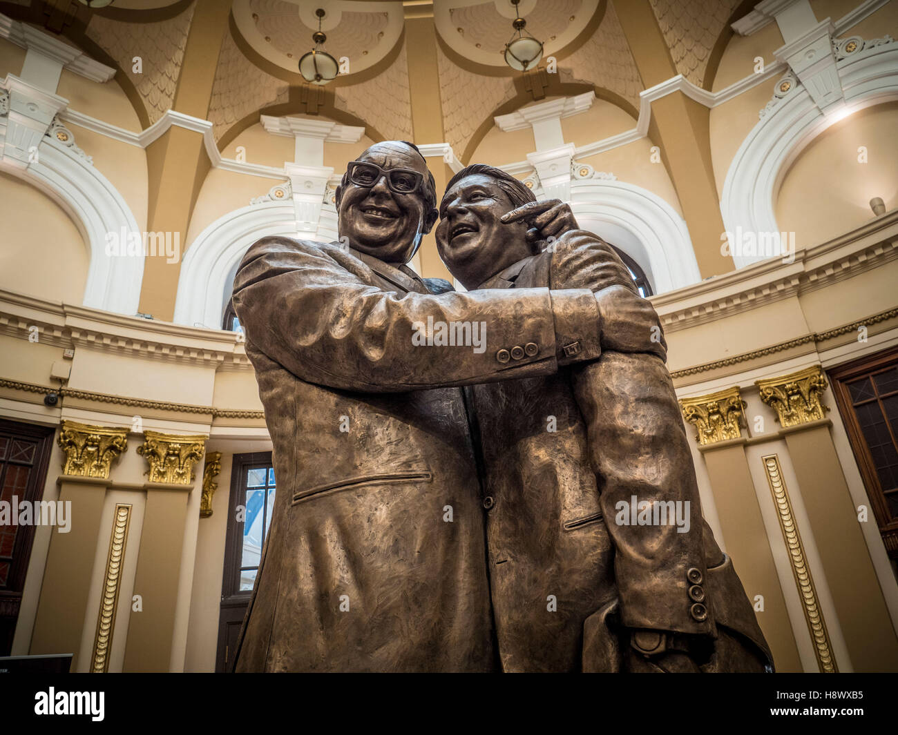 Statua di Eric Morecambe e Ernie Wise di Graham Ibbeson in ingresso a cupola di Blackpool Winter Gardens, Lancashire, Regno Unito. Foto Stock