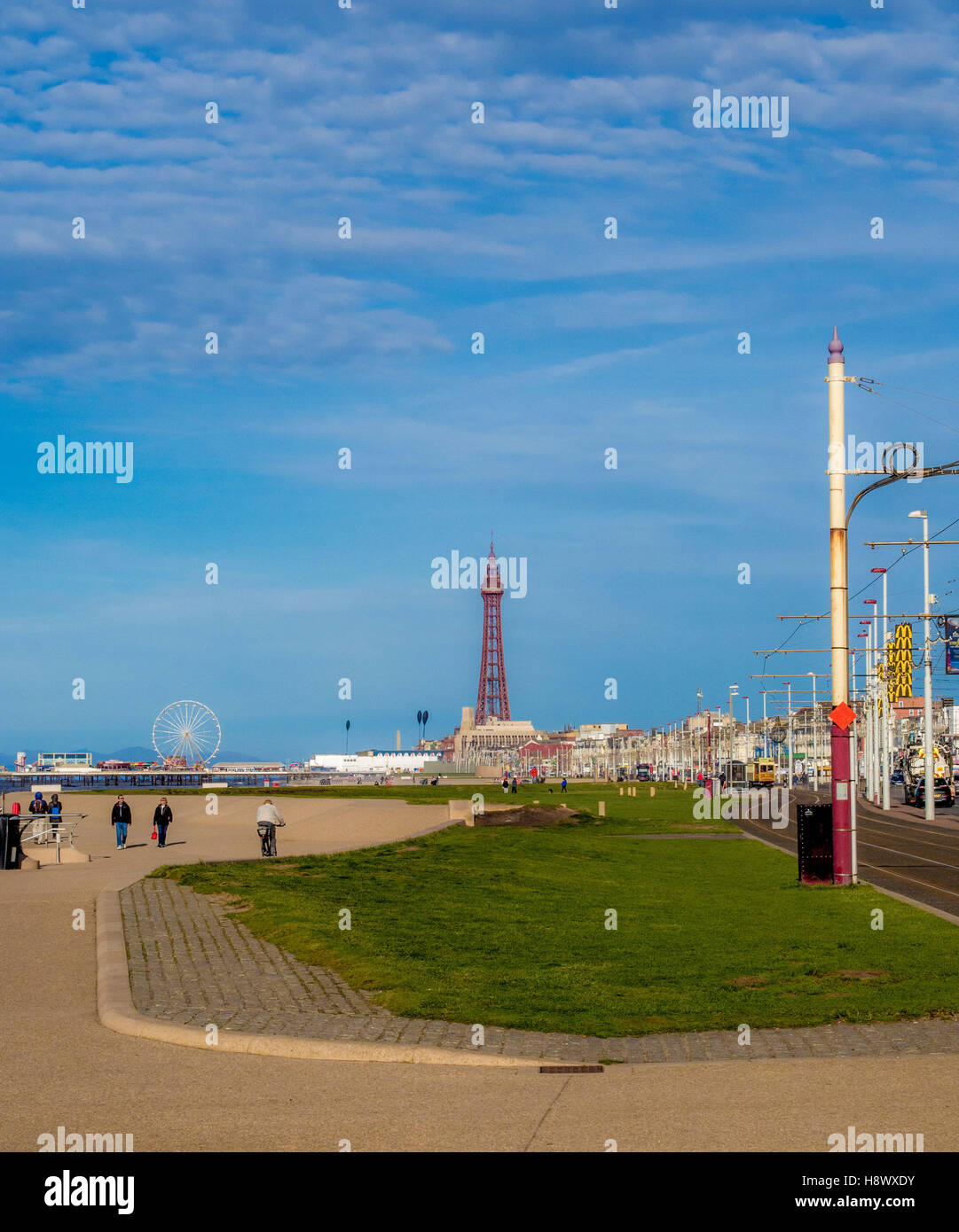 La passeggiata sul lungomare torre in distanza, Blackpool, Lancashire, Regno Unito. Foto Stock
