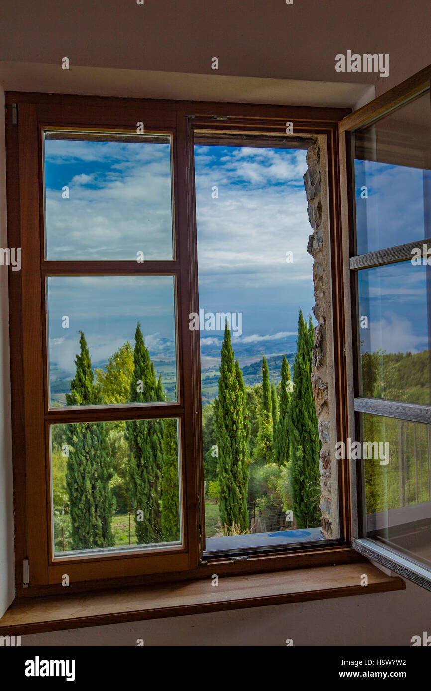 Guardare fuori dalla finestra in natura in Toscana, Italia Foto Stock