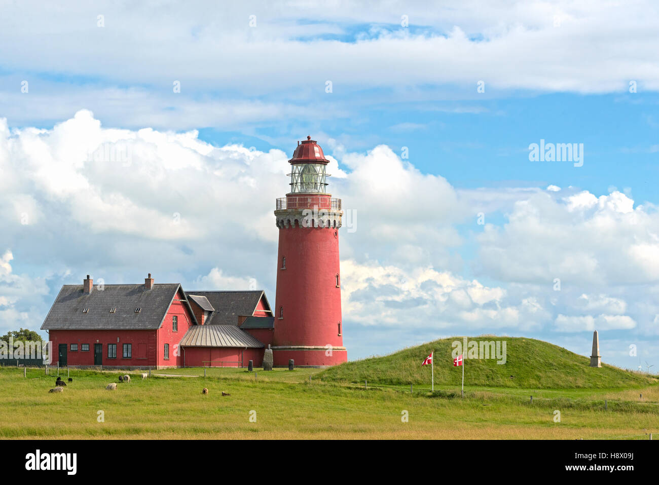 Il faro rosso Bovbjerg Fyr con erba verde e azzurro cielo, nello Jutland, Danimarca Foto Stock
