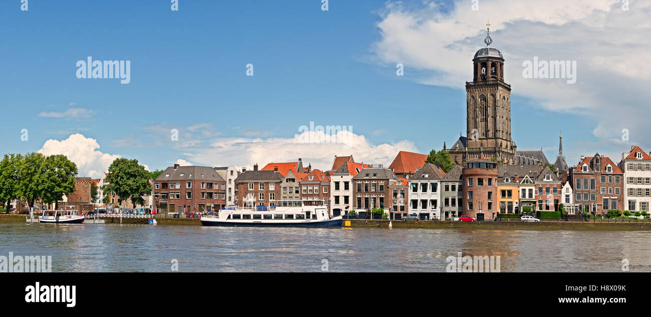 Vista panoramica della medioevale città olandese Deventer con la grande chiesa di Lebuineskerk lungo il fiume IJssel Foto Stock