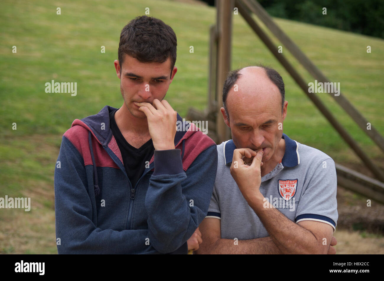 Due uomini nailbiting a un torneo di bocce Foto Stock