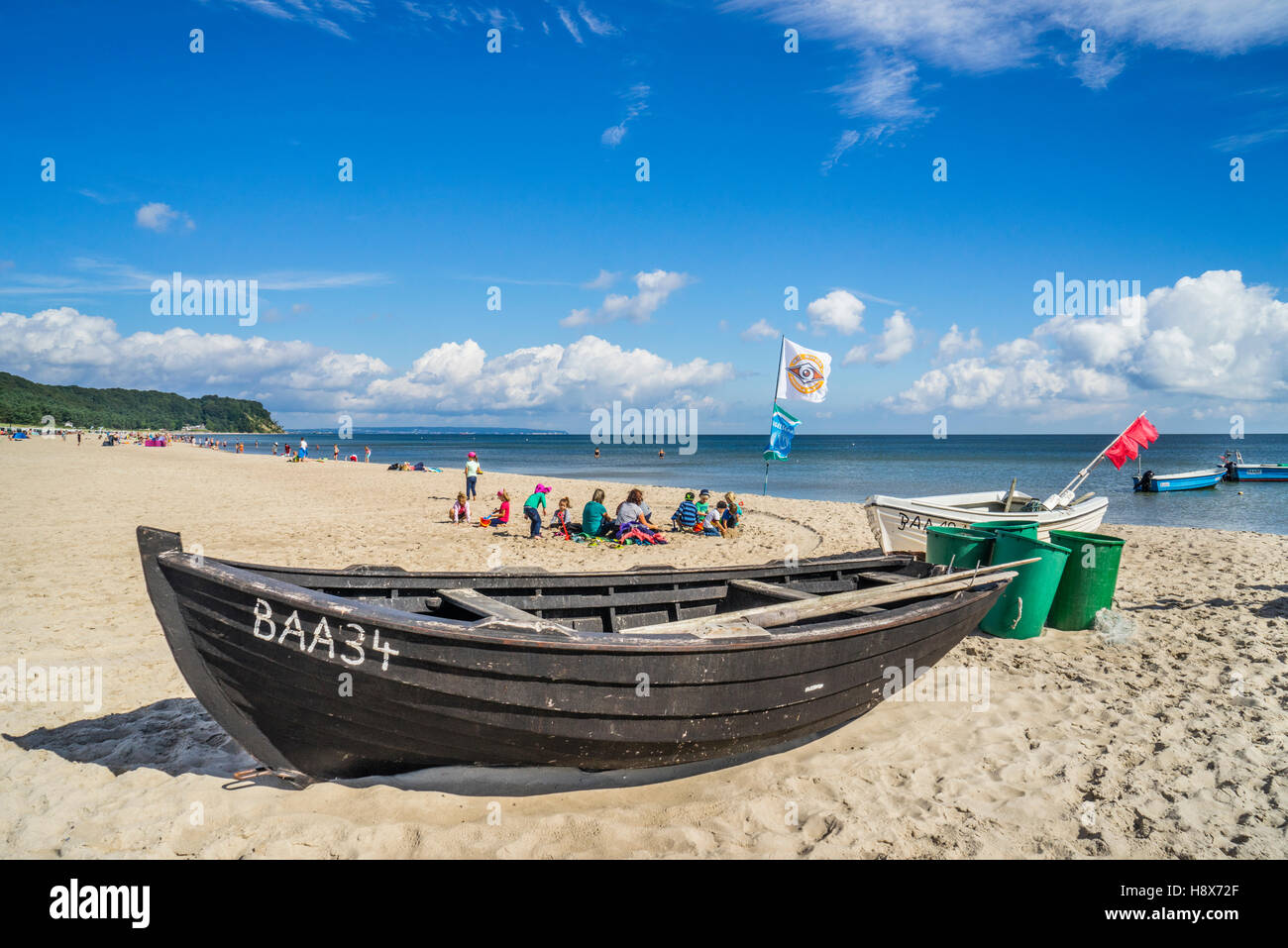Barca da pesca sulla spiaggia del Mar Baltico Göhren resort sull'isola di Rügen, Meclenburgo-Pomerania Occidentale, Germania Foto Stock