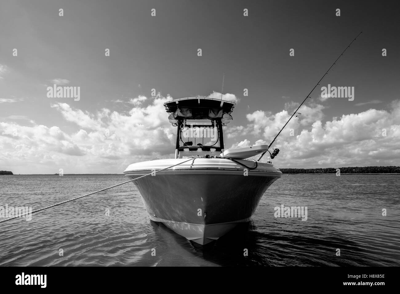 Una barca da pesca in bianco e nero le acque fluviali acqua di Charleston, Carolina del Sud Foto Stock