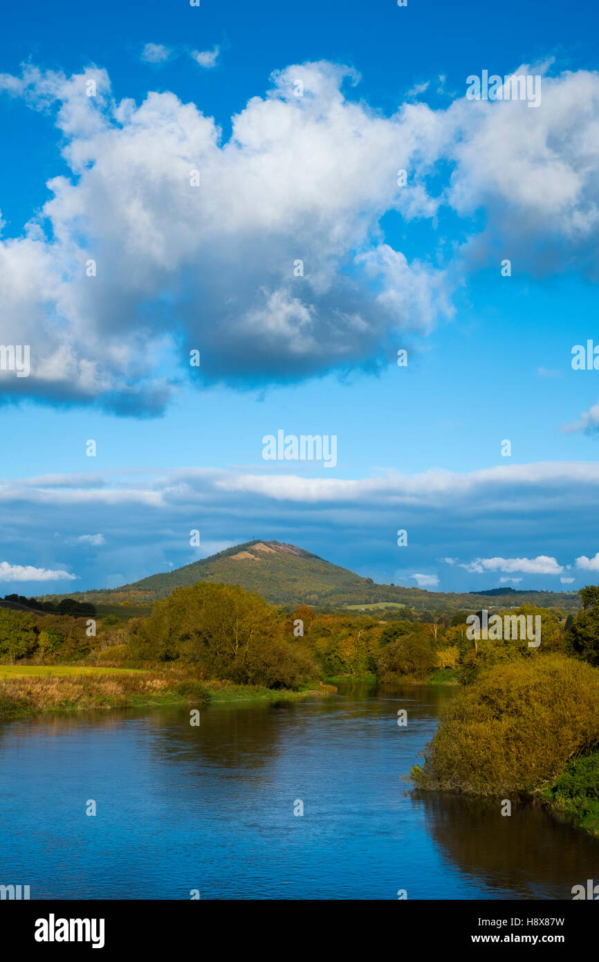 Il Wrekin hill e il fiume Severn visto da Cressage, Shropshire, Inghilterra, Regno Unito in autunno. Foto Stock