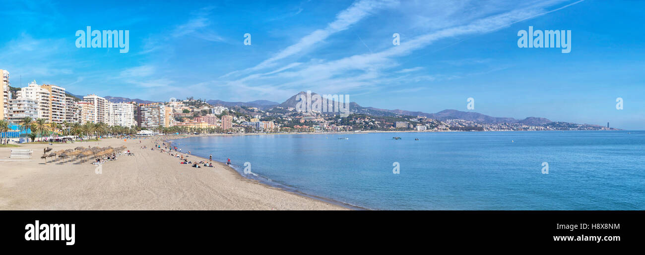 Panorama della spiaggia Malagueta e la costa di Malaga, Andalusia, Spagna Foto Stock