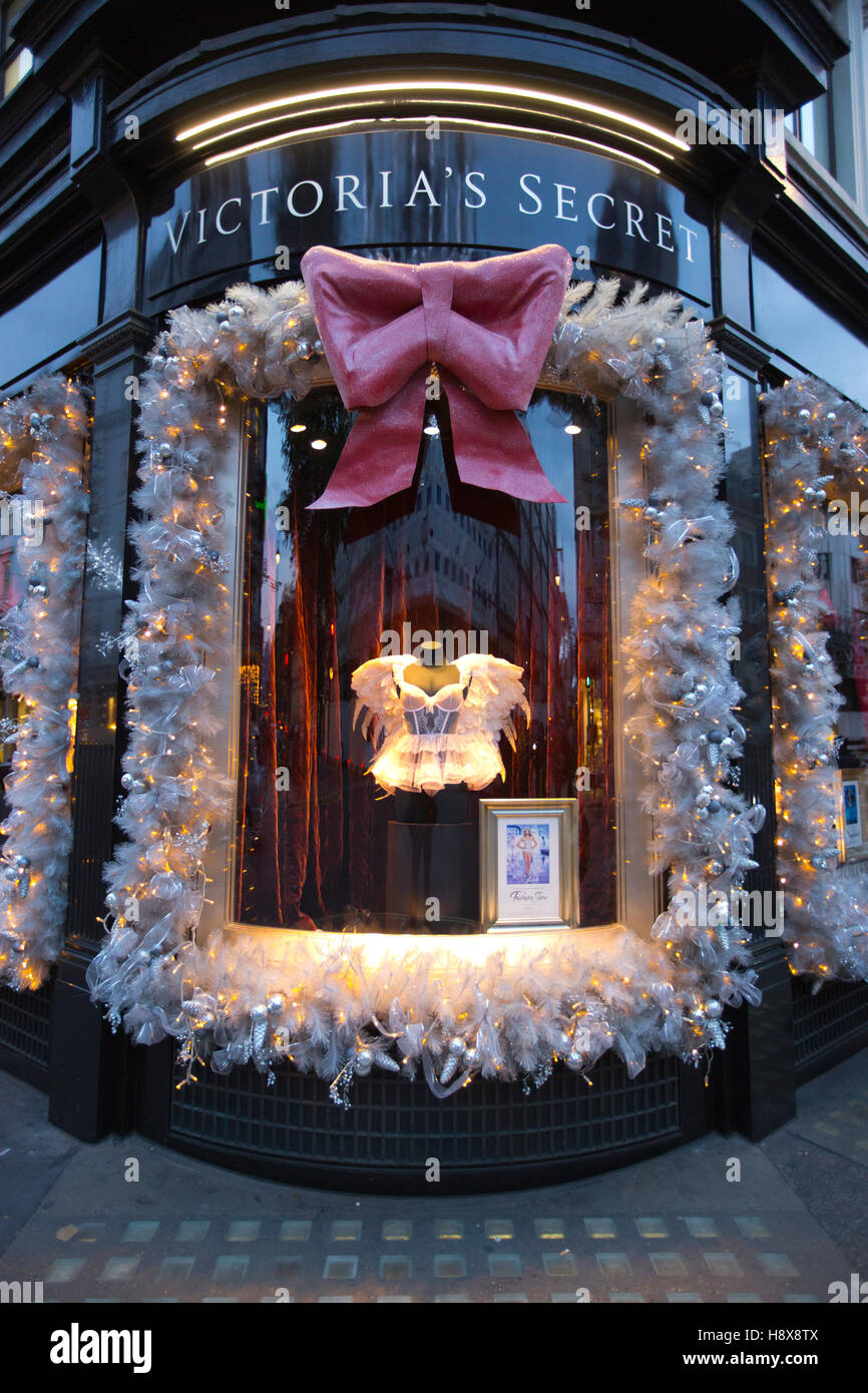 Victoria's Secret, Natale Natale a tema la finestra di visualizzazione, Bond Street, Londra, Regno Unito Foto Stock