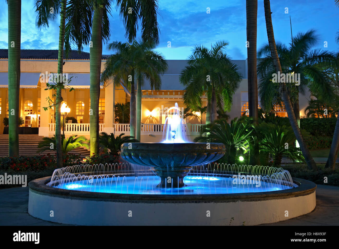 Fontana e palme al crepuscolo, El Conquistador Resort, Fajardo, Puerto Rico Foto Stock