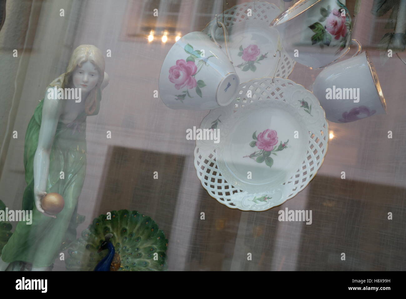 Porzellan in einem Schaufenster a Meißen, Deutschland Foto Stock