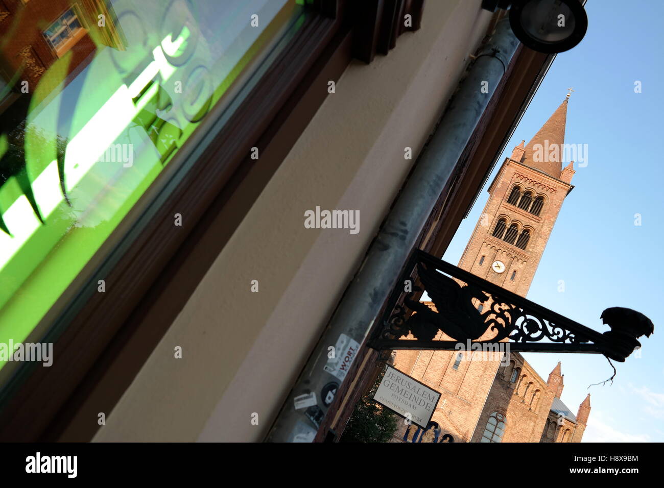 Blick von der Brandenburger Straße auf San Peter und Paul, Potsdam, Deutschland Foto Stock