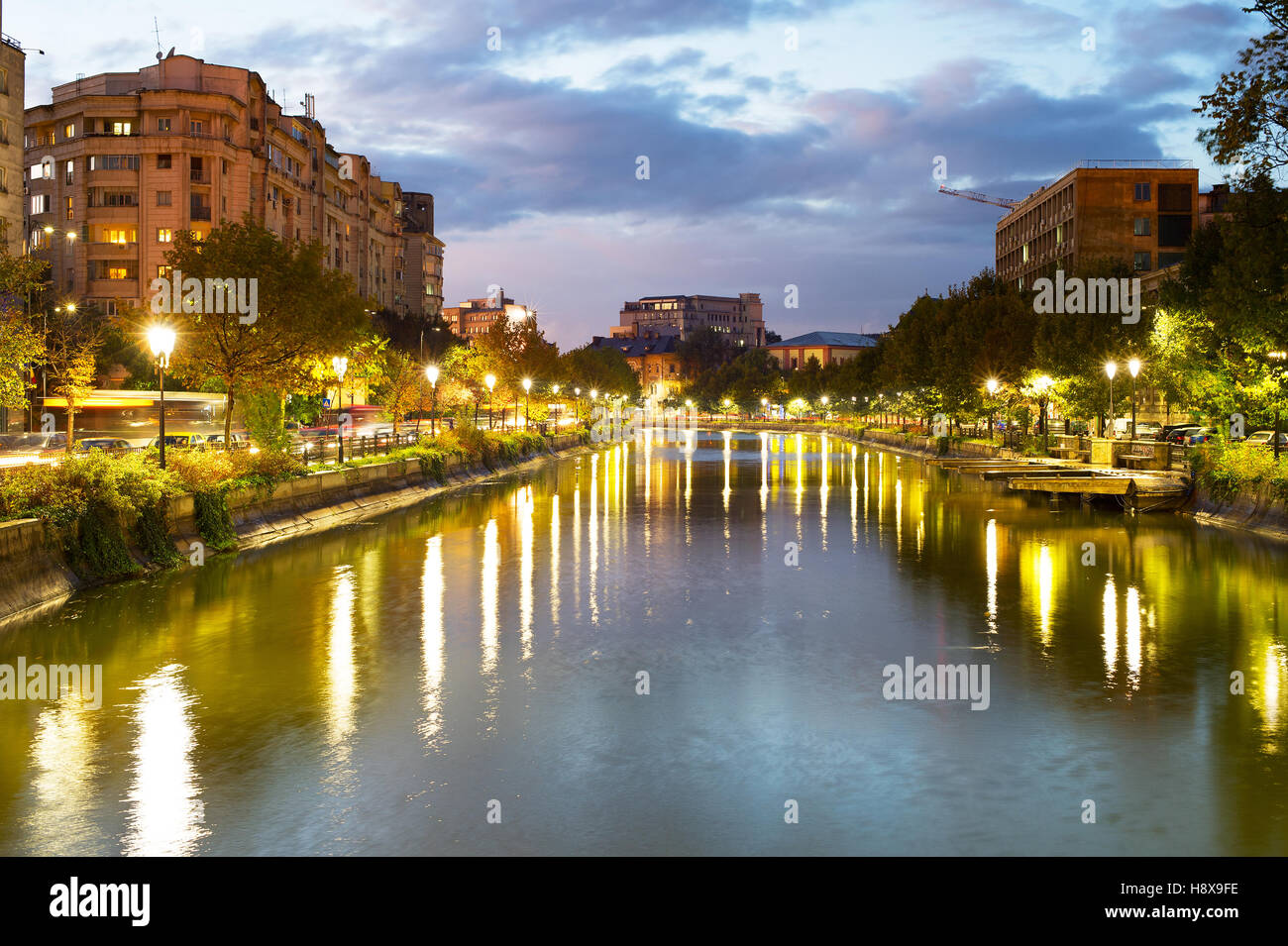 Fiume Dambovita nel centro di Bucarest, Romania Foto Stock