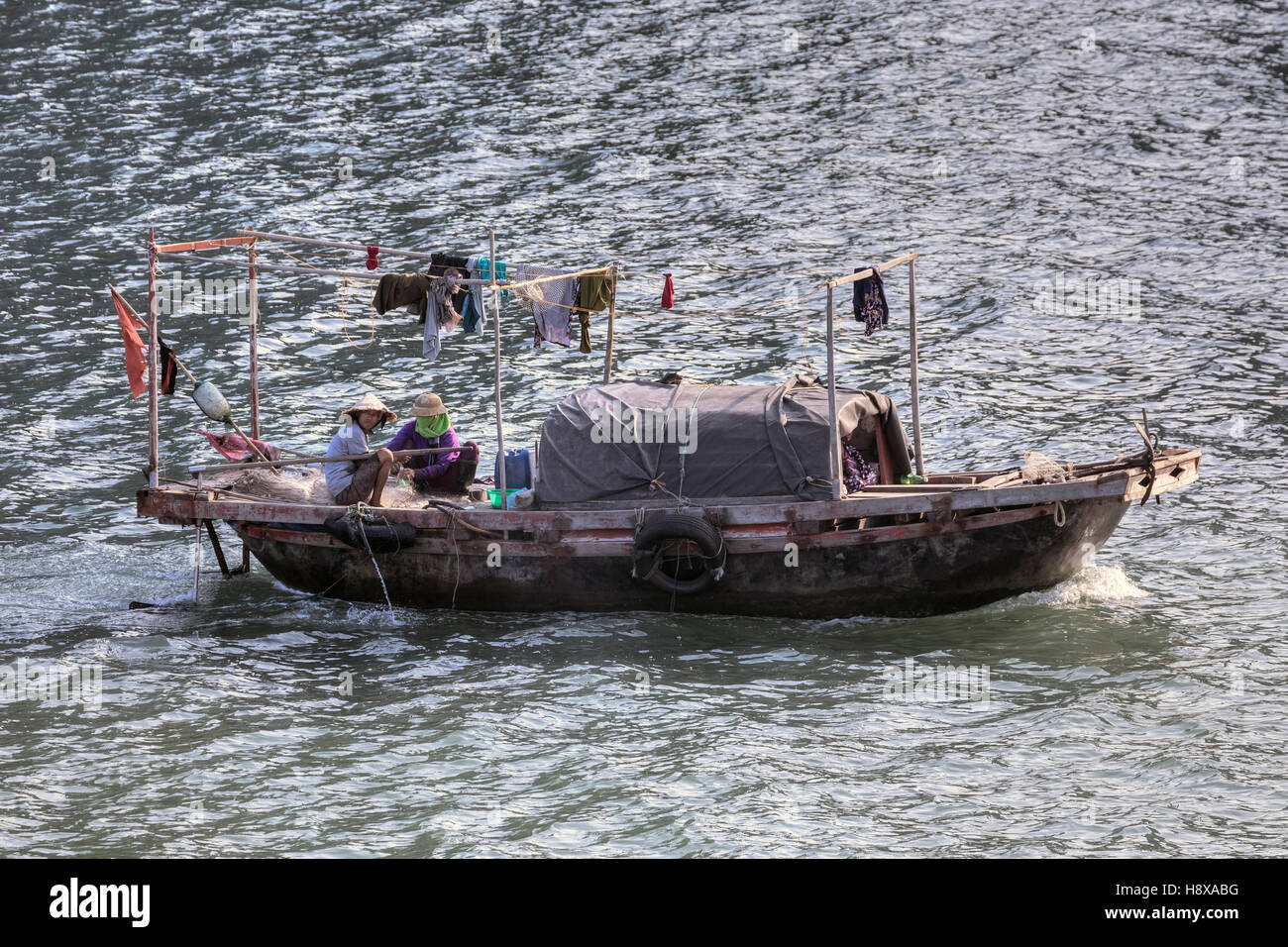 Fisher barca nella baia di Halong, Vietnam, Indocina, Asia Foto Stock