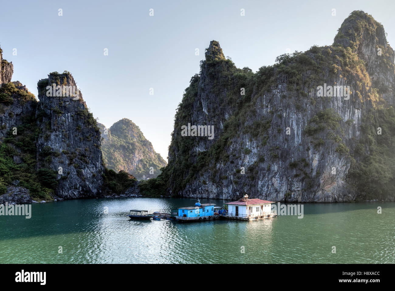 Casa galleggiante, Halong Bay, Vietnam, Indocina, Asia Foto Stock