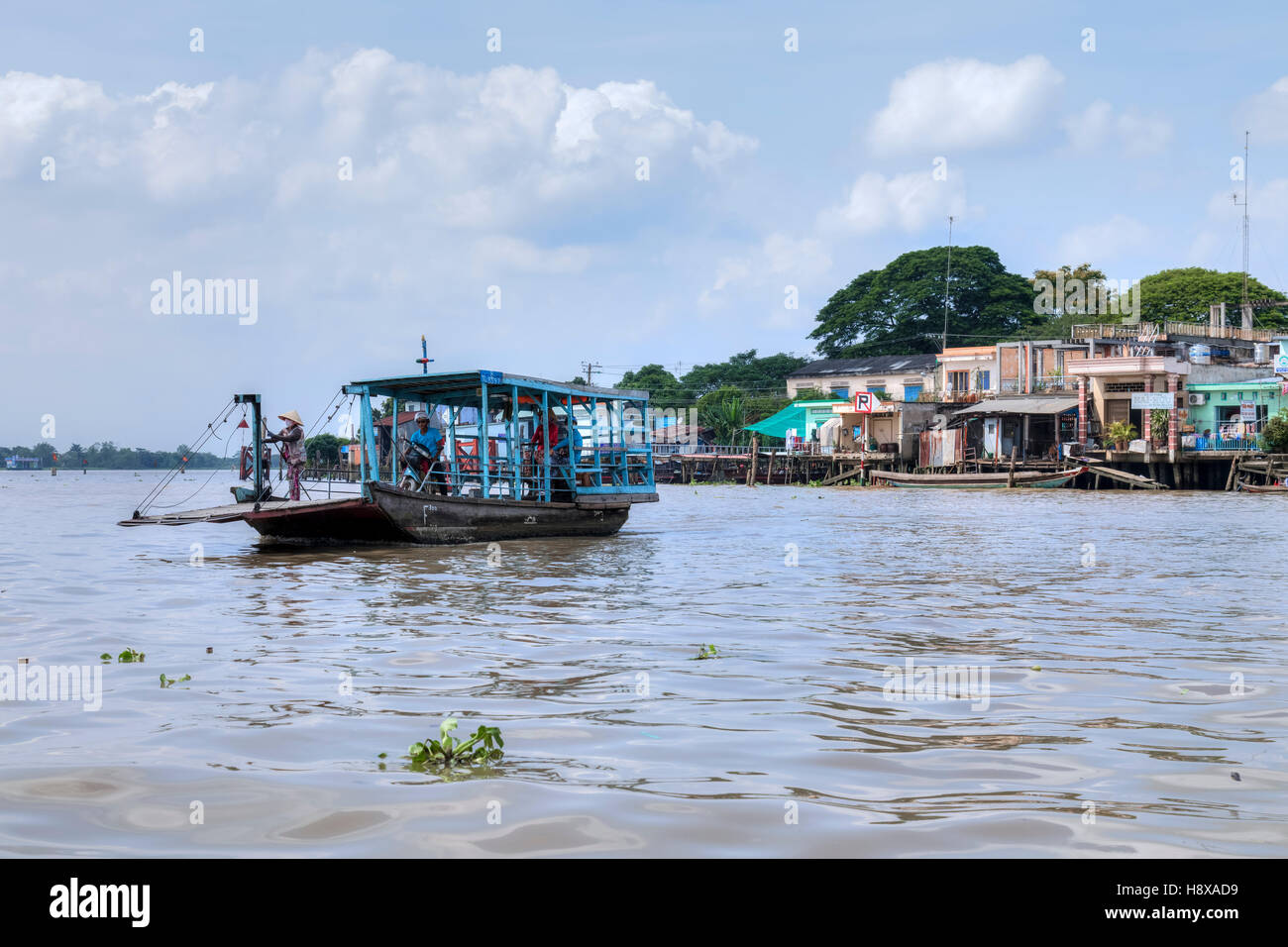 Traghetto per attraversare il fiume Mekong in Cai Be, il Delta del Mekong, Vietnam Asia Foto Stock