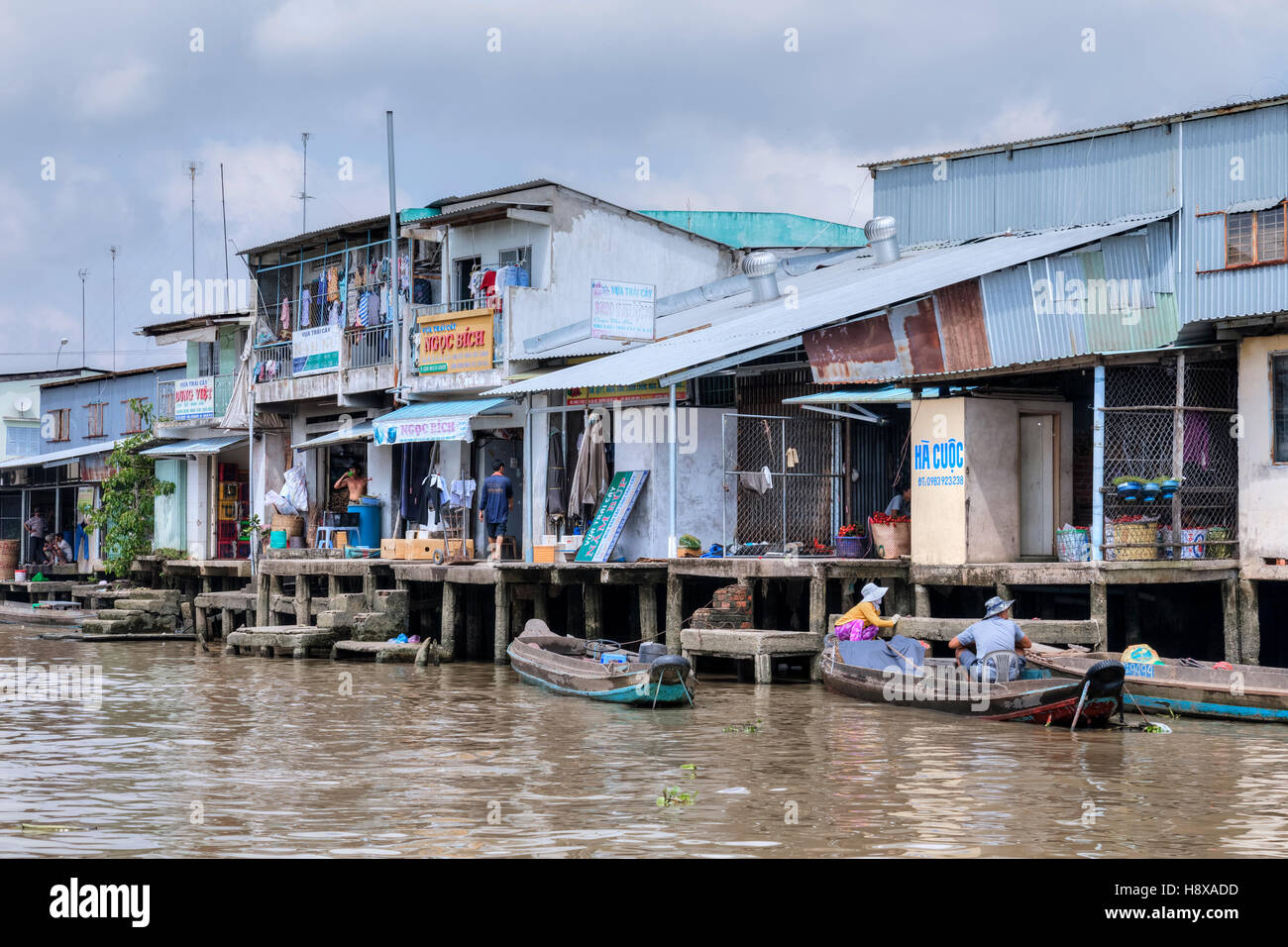 La vita lungo il fiume Mekong in Cai Be, il Delta del Mekong, Vietnam Asia Foto Stock