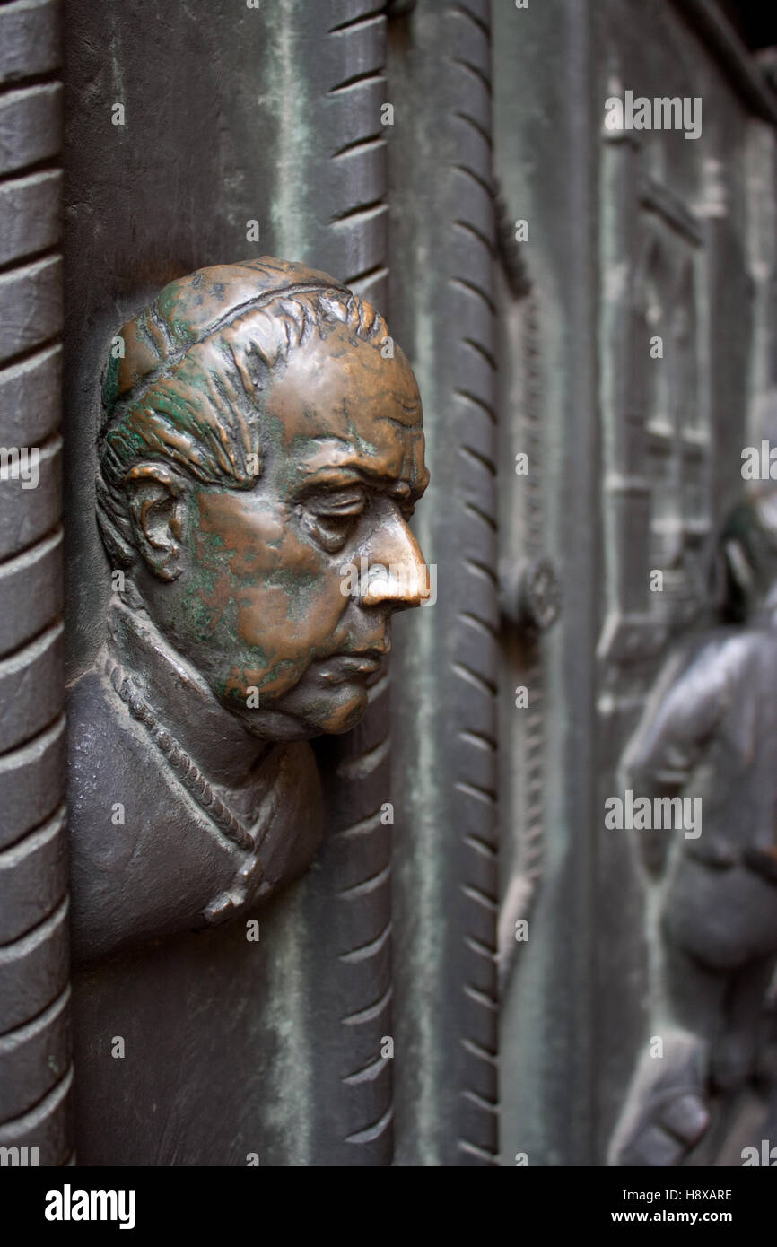 Sacerdote il busto come un elemento di arredamento della cattedrale di San Vito della porta Foto Stock