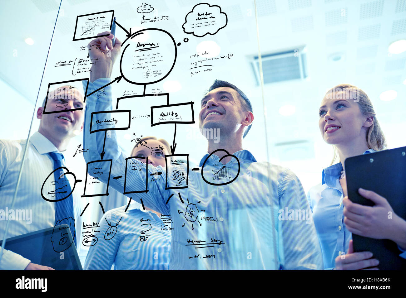 Sorridente la gente di affari con un pennarello e adesivi Foto Stock
