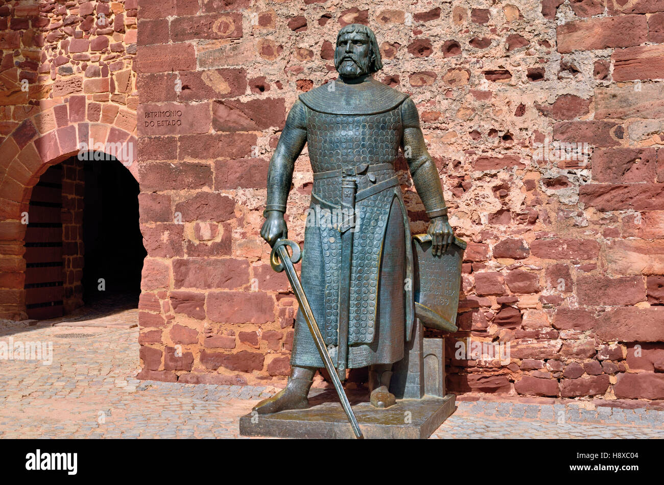 Portogallo: statua in bronzo del re Dom Sancho I. nella parte anteriore del castello moresco di Silves Foto Stock
