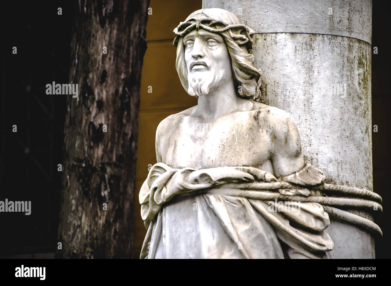 Statua di Gesù Cristo legato ad una colonna nel Cimitero Monumentale La Certosa di Bologna Foto Stock